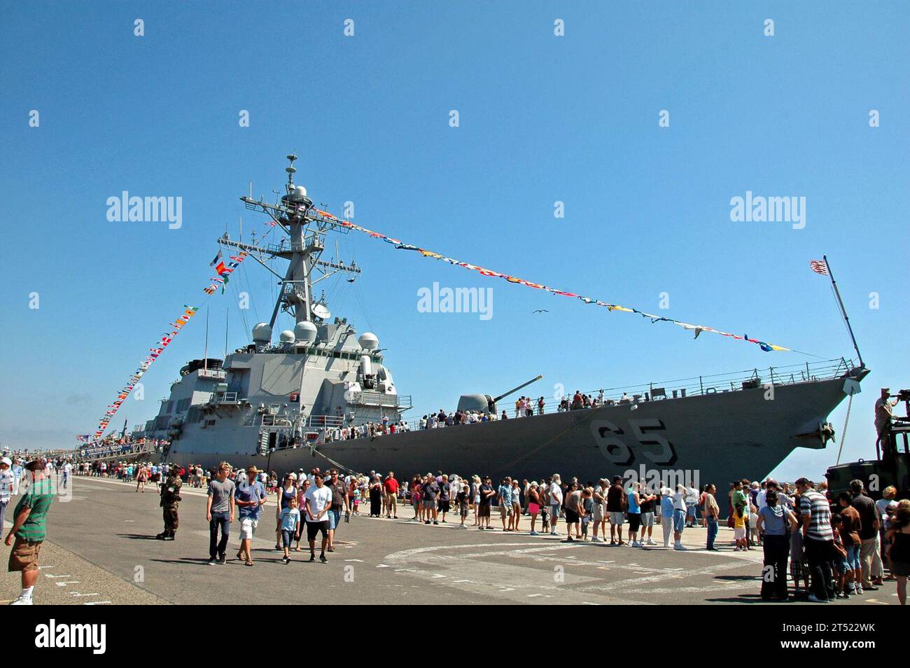 0908018951S-060 SEAL BEACH, California, (1 agosto 2009) i visitatori attendono in fila per visitare il cacciatorpediniere guidato-missilistico USS Benfold (DDG 65) presso il molo della Naval Weapons Station Seal Beach. Al pubblico fu data una rara opportunità di visitare la nave e vedere altre esposizioni statiche della Marina, del corpo dei Marines e dell'esercito. Più di 10.000 ospiti hanno visitato la base durante l'evento del fine settimana. (Marina degli Stati Uniti Foto Stock