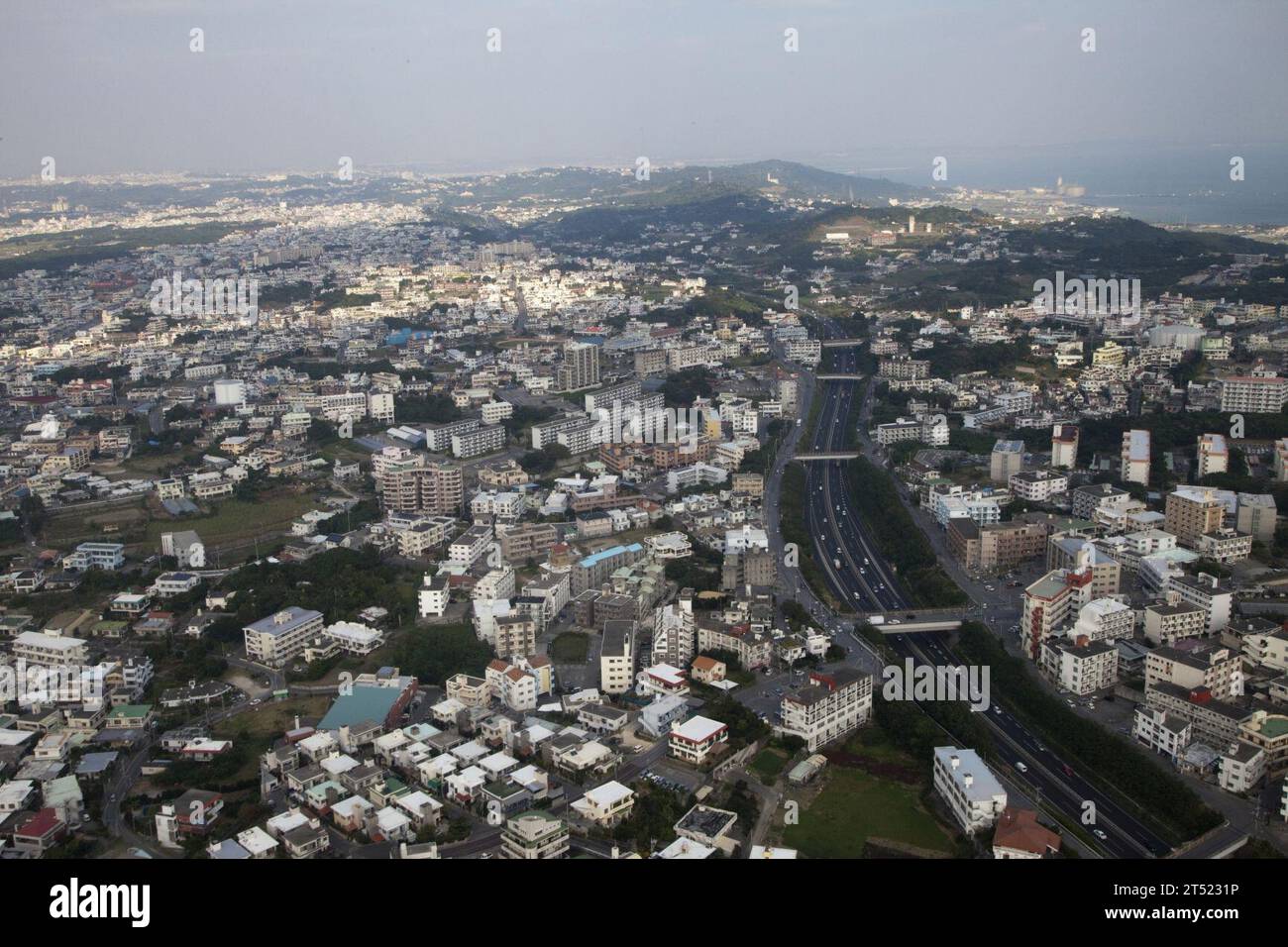 1012222755L-159 OKINAWA, Giappone (22 dicembre 2010) Okinawa settentrionale è vista in un'antenna Foto Stock