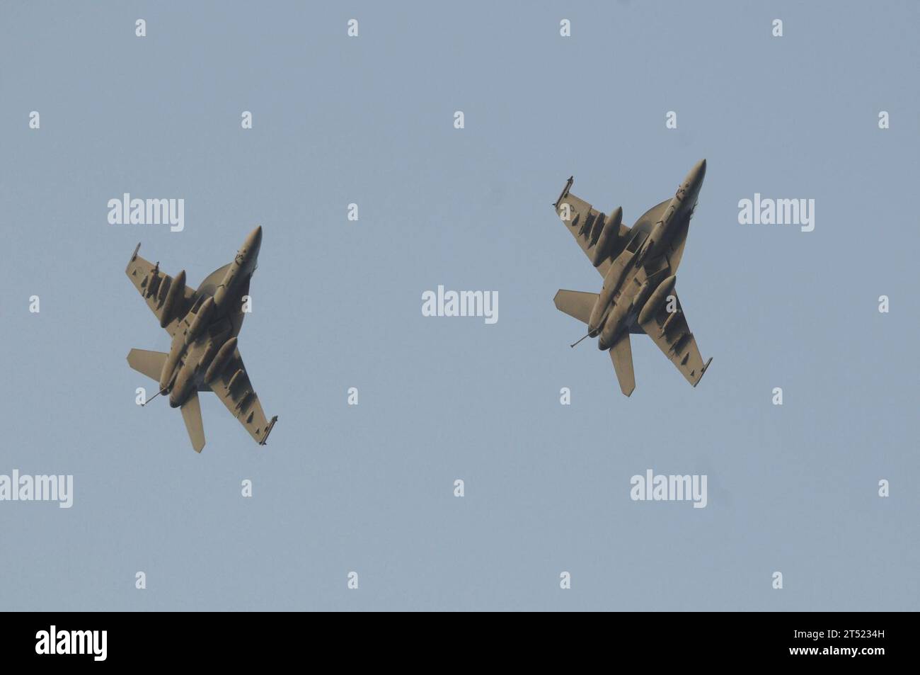 0907073610L-365 MAR ARABICO (7 luglio 2009) due F/A-18 Super Hornets volano in sincronia intorno alla portaerei USS Ronald Reagan (CVN 76) durante un ciclo di recupero. Ronald Reagan è attualmente schierato nell'area operativa della 5th Fleet degli Stati Uniti. Le operazioni nell'area operativa della 5th Fleet degli Stati Uniti si concentrano sul rassicurare i partner regionali dell'impegno degli Stati Uniti per la sicurezza, che promuove la stabilità e la prosperità globale. Marina Foto Stock