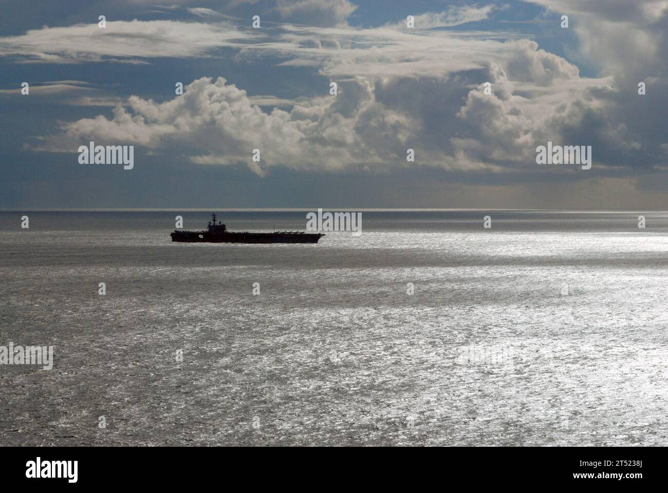 0712093659B-292 PACIFIC OCEAN (9 dicembre 2007) la portaerei di classe Nimitz USS Ronald Reagan (CVN 76) manovra attraverso l'Oceano Pacifico per posizionarsi correttamente per un ciclo di recupero durante le operazioni di volo. Ronald Reagan sta conducendo una valutazione di addestramento su misura per una nave. Marina degli Stati Uniti Foto Stock
