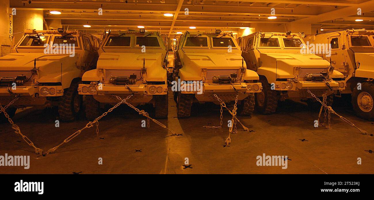 0801130292S-066 ASH SHU'AYBAH, Kuwait (13 gennaio 2008) i veicoli protetti da imboscate resistenti alle mine (MRAP) vengono scaricati dalla nave roll-on/roll-off del Military Sealift Command USNS Pililaau (T-AKR 304) sul molo. Più di 200 MRAP sono stati scaricati da Pililaau e sono in viaggio verso l'Iraq e l'Afghanistan, dove saranno utilizzati per proteggere le truppe da dispositivi esplosivi improvvisati. Marina degli Stati Uniti Foto Stock