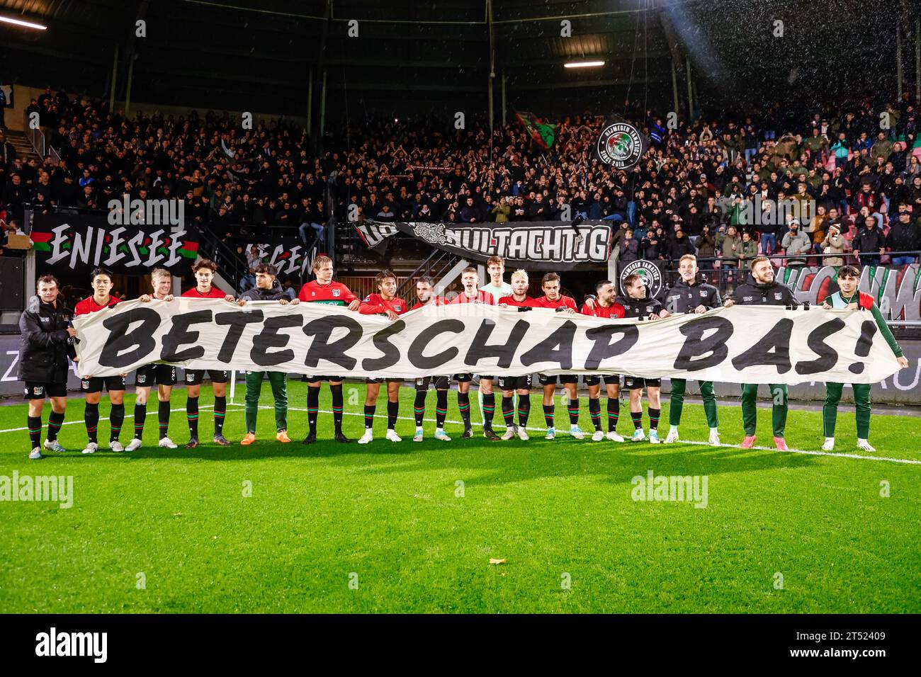 NIJMEGEN, PAESI BASSI - 2 NOVEMBRE: Giocatori NEC che reggono uno striscione dei tifosi con il testo Beterschap Bas Dost di NEC, (in ordine L-R), Dirk propriamente detto, Sai van Wermeskerken, Magnus Mattson, Nils Rossen, Mathias Ross del NEC, Kodai sano del NEC, Calvin Verdonk del NEC, portiere Robin Roefs del NEC, Lasse Schone del NEC, Bart van Rooij del NEC, Rober Gonzalez, portiere Jasper Cillessen del NEC, D'Leanu Arts of NEC, Mees Hedemakers del NEC celebra la vittoria delle sue squadre durante il primo turno della TOTO KNVB Cup tra NEC e Roda JC a Goffertstadion il 2 novembre 2023 a Nijmegen, Paesi Bassi. (Foto di Broer van Foto Stock