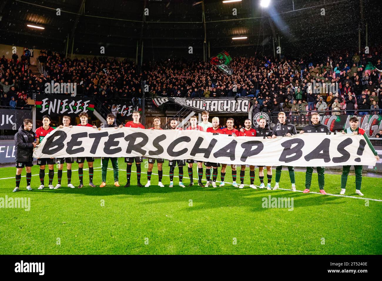 NIJMEGEN, PAESI BASSI - 2 NOVEMBRE: Giocatori NEC che reggono uno striscione dei tifosi con il testo Beterschap Bas Dost di NEC, (in ordine L-R), Dirk propriamente detto, Sai van Wermeskerken, Magnus Mattson, Nils Rossen, Mathias Ross del NEC, Kodai sano del NEC, Calvin Verdonk del NEC, portiere Robin Roefs del NEC, Lasse Schone del NEC, Bart van Rooij del NEC, Rober Gonzalez, portiere Jasper Cillessen del NEC, d'Leanu Arts of NEC celebra la vittoria delle sue squadre durante la partita di primo turno della TOTO KNVB Cup tra NEC e Roda JC a Goffertstadion il 2 novembre 2023 a Nijmegen, Paesi Bassi. (Foto di Broer van den Boom/Orange Pictures) Foto Stock