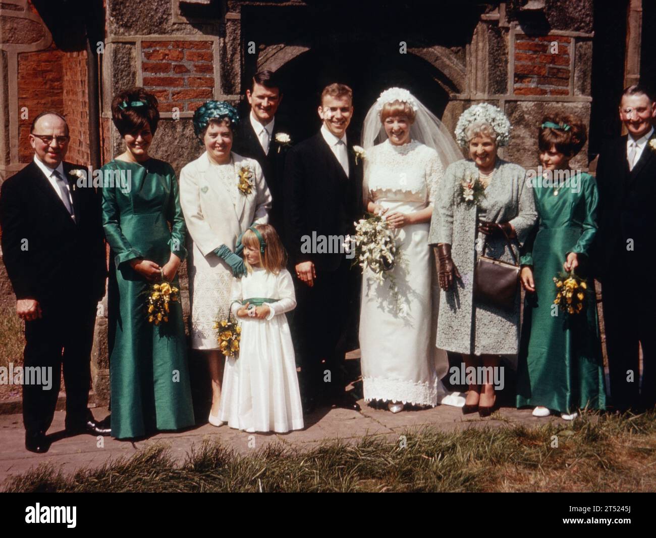 INGHILTERRA, Regno Unito: Un vecchio film di diapositive a colori di un matrimonio in Inghilterra negli anni '1960 o '1970 Foto Stock