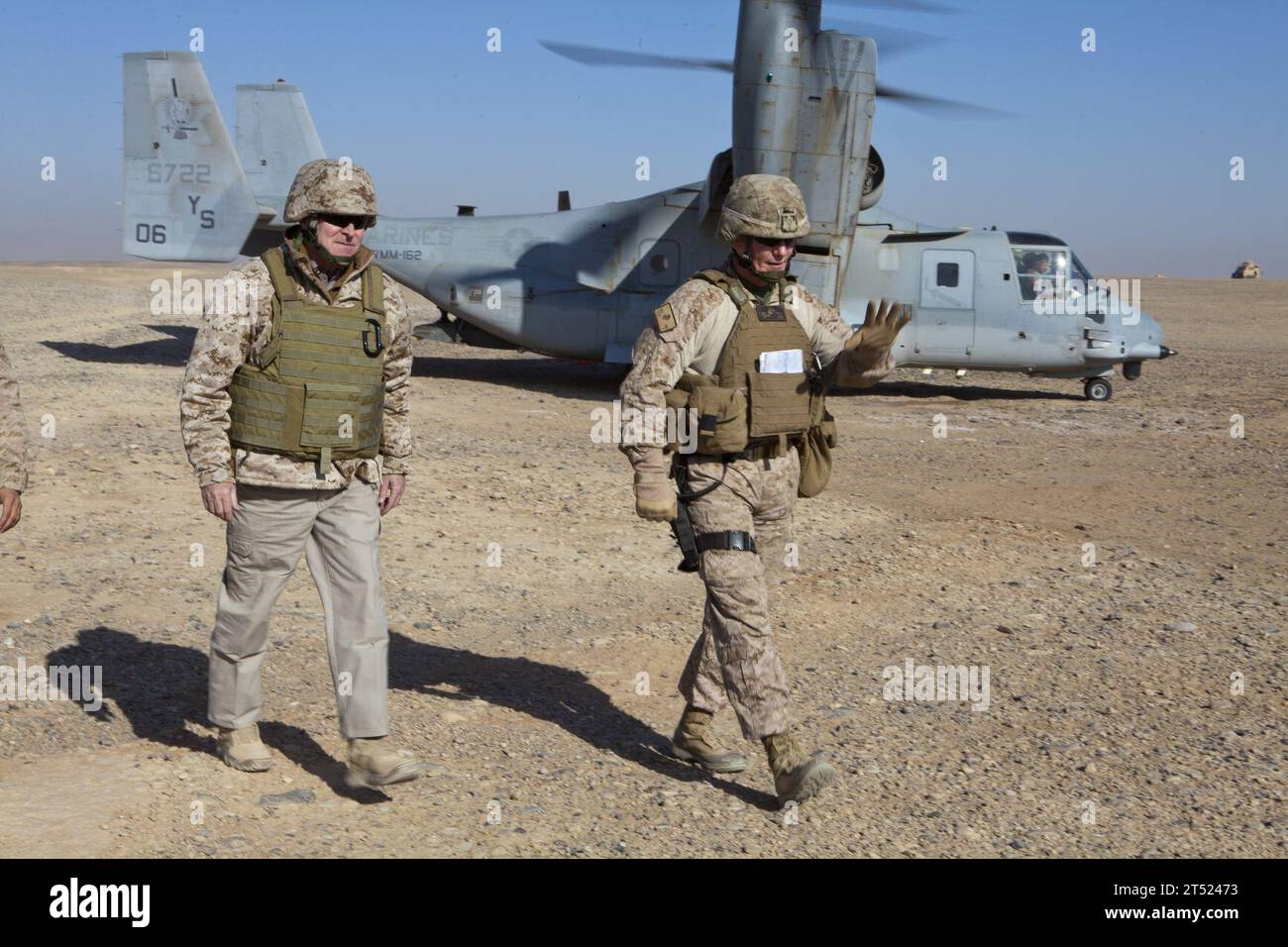 111218LU710-001 BASE DI PATTUGLIA BOLDAK, Afghanistan (18 dicembre 2011) Segretario della Marina (SECNAV) l'onorevole Ray Mabus, a sinistra, e il maggiore generale dei Marine John A. Toolan, comandante, comando regionale (sudovest), arriva alla base di pattuglia Boldak nella provincia di Helmand, Afghanistan. Mabus si recò in Afghanistan per visitare con i membri del corpo dei Marines degli Stati Uniti e del servizio della Marina degli Stati Uniti dispiegati in tutta la provincia di Helmand e osservare i progressi nello sviluppo delle forze di sicurezza nazionali afghane. (Corpo dei Marines degli Stati Uniti Foto Stock