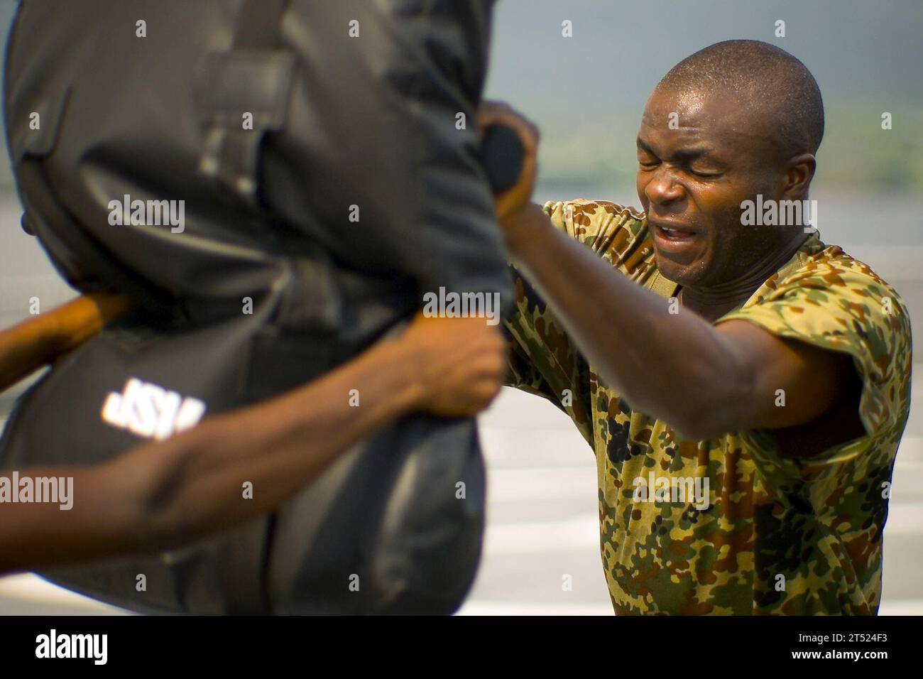 0712128483H-003 LIMBE, Camerun (12 dicembre 2007) i marinai camerunesi si allenano in tattiche d'arma non letali a bordo della nave da sbarco anfibio USS Fort McHenry (LSD 43) durante un corso di Sentry Armato istruito dai marinai della U.S. Naval Station Rota, Dipartimento di sicurezza della Spagna a sostegno dell'Africa Partnership Station (APS). APS è uno sforzo multinazionale volto a portare le più recenti tecniche e formazione ai professionisti del settore marittimo in nove paesi dell'Africa occidentale, per affrontare le minacce comuni di pesca illegale, contrabbando e tratta di esseri umani. Oltre alla formazione marittima, APS offrirà prestazioni superiori a. Foto Stock