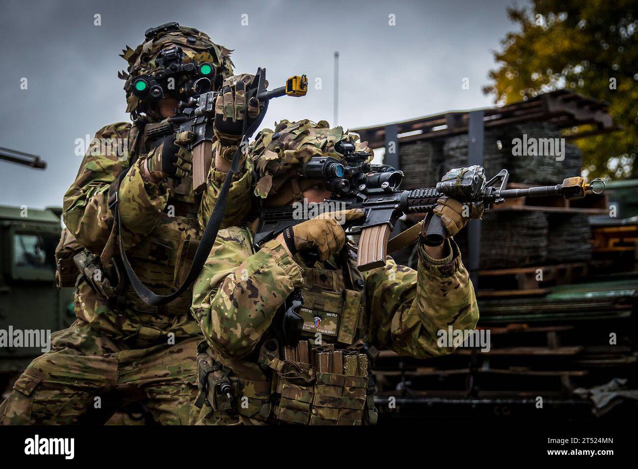 Hohenfels, Bayern, Germania. 27 ottobre 2023. US Army SPC. Alex Moore, Left, and SPC. Tristan Jennings, Fanti (11B) assegnati alla 101st Airborne Division scansionano i loro settori alla ricerca di forze opposte durante Combined Resolve 24-01 presso il Joint Multinational Readiness Center vicino Hohenfels, Germania, 27 ottobre 2023. Combined Resolve è un'esercitazione dell'Esercito degli Stati Uniti in Europa e in Africa che addestrano i soldati statunitensi e gli alleati e i partner della NATO, fornendo formazione a sostegno delle iniziative di deterrenza della NATO. Circa 4.000 soldati di 14 nazioni partecipano a Combined Resolve 24-01. (Immagine di credito: © Foto Stock