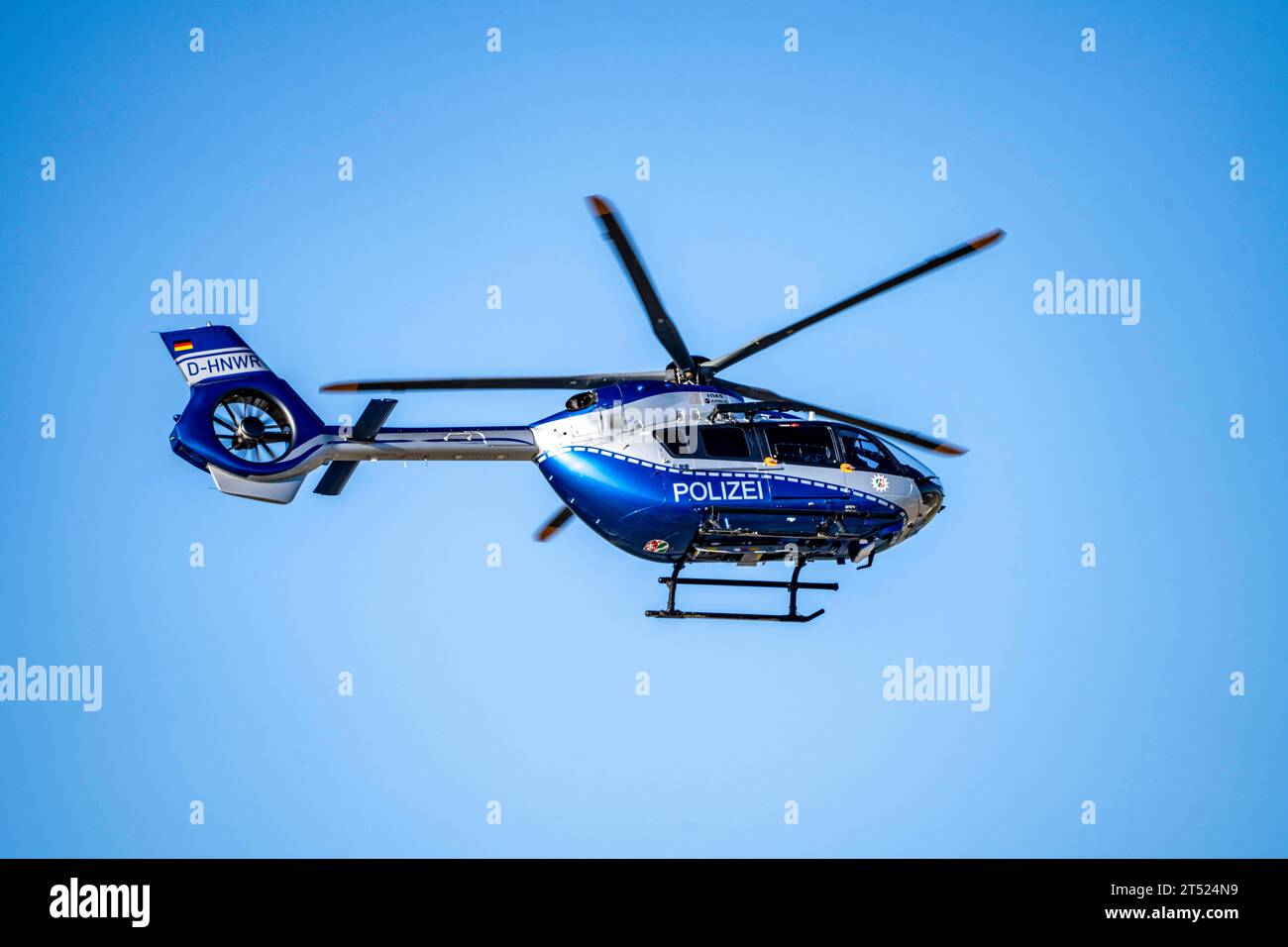 Polizeihubschrauber, Airbus Helicopters H145, der Landespolizei NRW, nach dem Start auf dem Flughafen Düsseldorf, Polizeifliegerstaffel, Polizeihubschrauber *** elicottero di polizia, Airbus Helicopters H145, della polizia di stato NRW, dopo il decollo all'aeroporto di Düsseldorf, squadrone di aviazione di polizia, elicottero di polizia, elicottero di polizia, elicottero di polizia, elicottero di polizia, elicottero di polizia, Imago/Alamy Live News Foto Stock