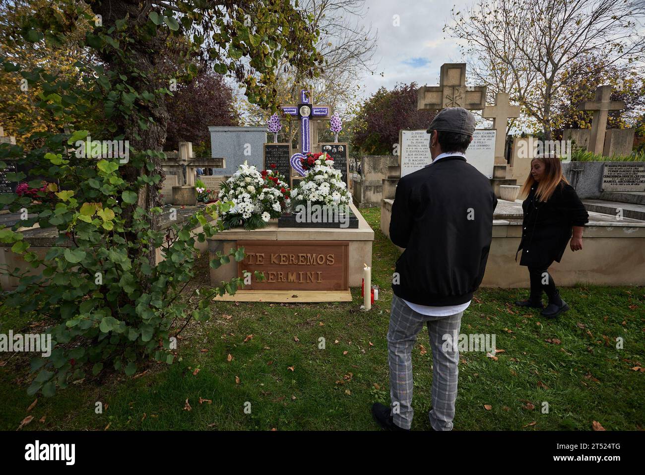 Pamplona, Navarra, Spagna. 1 novembre 2023. Due persone venerano la tomba del loro zio ''Hermini'' decorata per il giorno di tutti i Santi nel cimitero di Pamplona, traduzione del gruppo etnico zingaro, hanno l'abitudine di decorare le tombe dei loro cari. (Immagine di credito: © Elsa A Bravo/SOPA Images via ZUMA Press Wire) SOLO USO EDITORIALE! Non per USO commerciale! Foto Stock