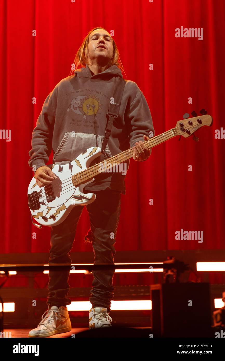 La band rock Fall Out Boy si esibisce all'O2 di Londra durante il loro tour "so Much for (Tour) Dust". Foto Stock