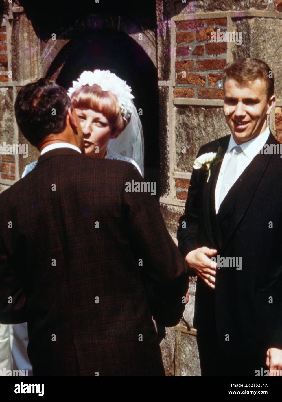 INGHILTERRA, Regno Unito: Un vecchio film di diapositive a colori di un matrimonio in Inghilterra negli anni '1960 o '1970 Foto Stock