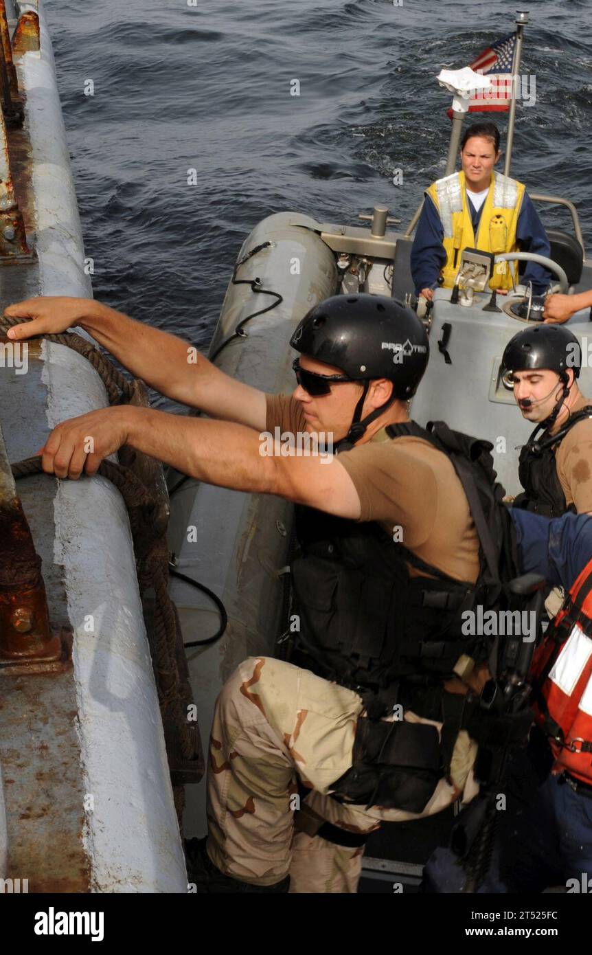 Africa Partnership Station, oceano atlantico, nave della marina senegalese Poponnquine, foto della marina statunitense, USS Gunston Hall (LSD 44), VBSS Foto Stock