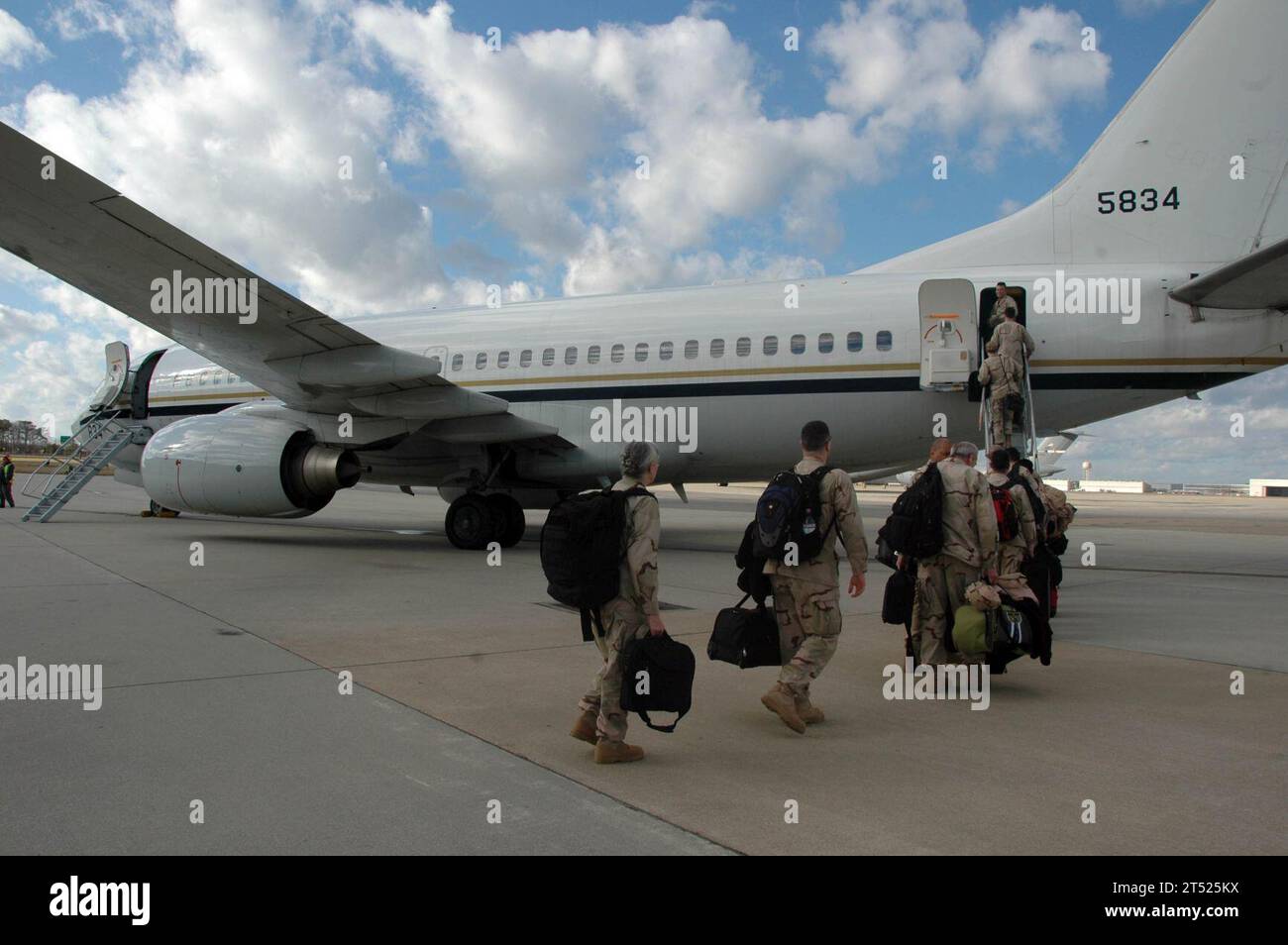 1001259806M-086 NORFOLK (25 gennaio 2010) più di 40 membri dello staff salgono a bordo di un aereo per il dispiegamento nella Joint Task Force-Corno d'Africa combinata. La task force promuove la stabilità regionale e legami diplomatici più forti con i principali partner internazionali. Marina Foto Stock