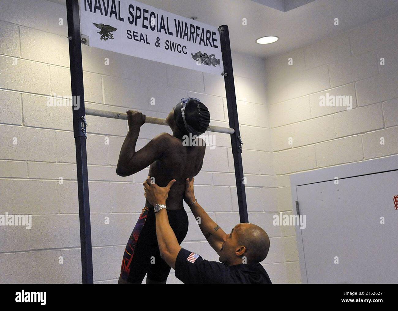Studente afro-americano, Black History Swim Meet, Cary, Diversity, N.C., Naval Special Warfare, pull-up, SEAL, SWCC, foto marina statunitense Foto Stock