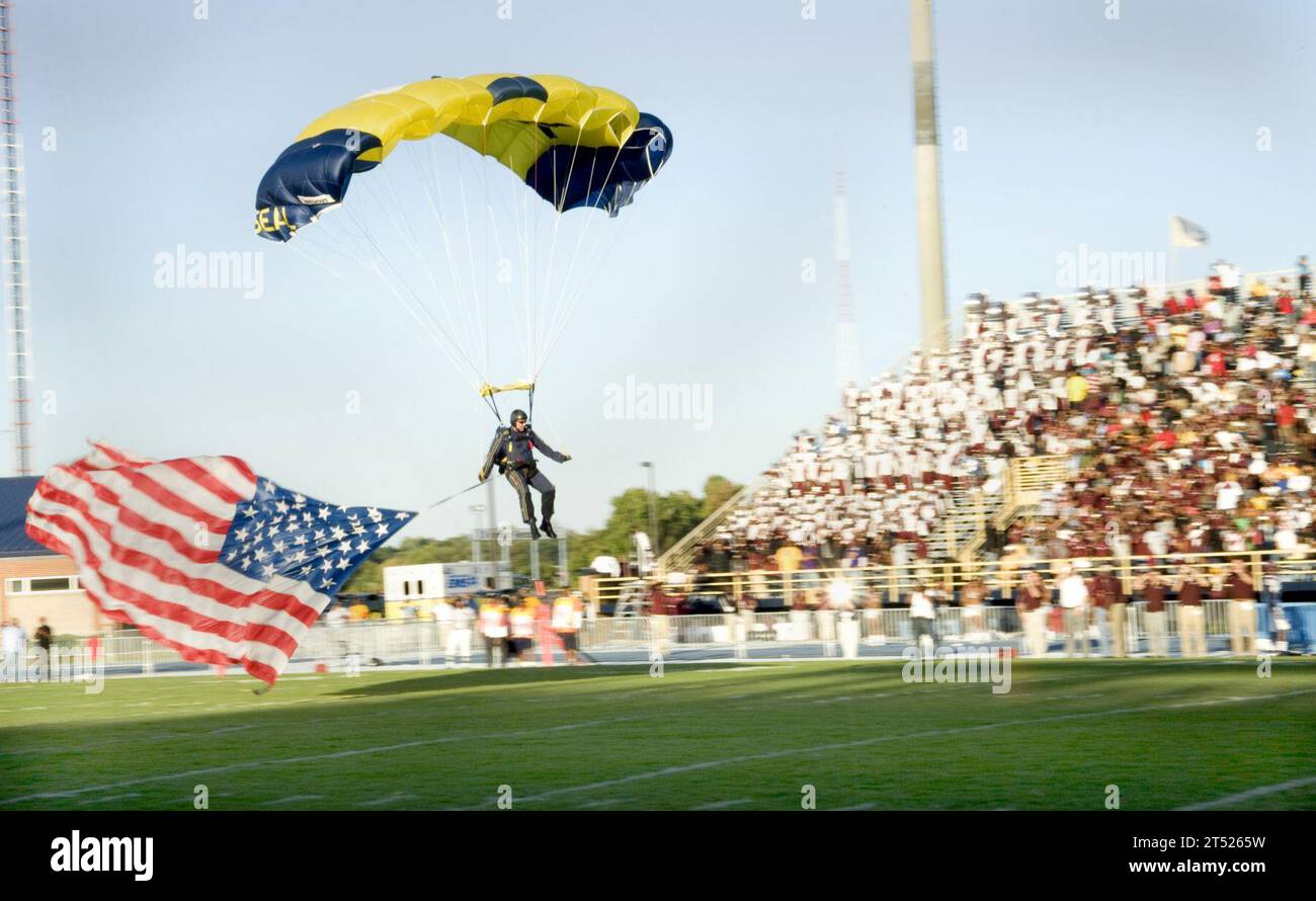 0910039791D-001 GREENSBORO, N.C. (3 ottobre 2009) membro della squadra dimostrativa di paracadute della Marina degli Stati Uniti, Leap Frogs, atterra sulla linea di 50 yard dell'Aggie Stadium presso la North Carolina A&T State University di Greensboro, N.C. la squadra si è esibita alla partita annuale contro la North Carolina Central University. I Leap Frogs insieme ai Navy SEALs della East Coast stavano promuovendo la consapevolezza dei meriti di una carriera nella Naval Special Warfare. Marina Foto Stock