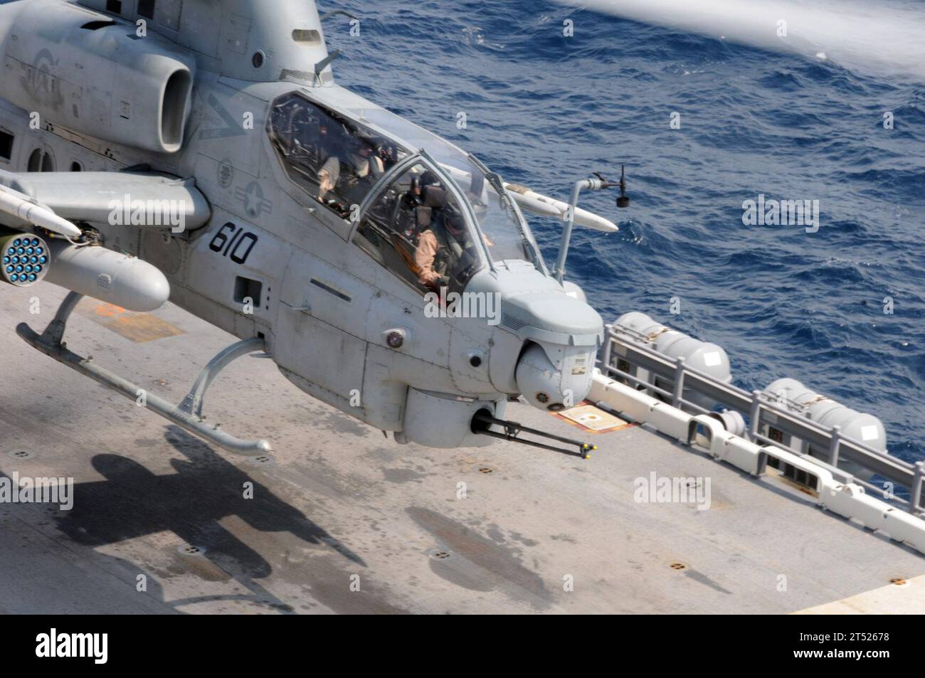 1008043852A-226 OCEANO ATLANTICO (4 agosto 2010) un elicottero AH-1Z Cobra assegnato all'Air test and Developmental Squadron (HX) 21 si avvicina al ponte di volo della nave d'assalto anfibio USS Wasp (LHD 1). WASP è in corso di operazioni di volo di prova ed è stata scelta come piattaforma per valutare i limiti e le capacità di nuovi modelli di velivoli come l'MH-60S, l'AH-1Z Cobra e l'UH-1Y Huey. Marina Foto Stock