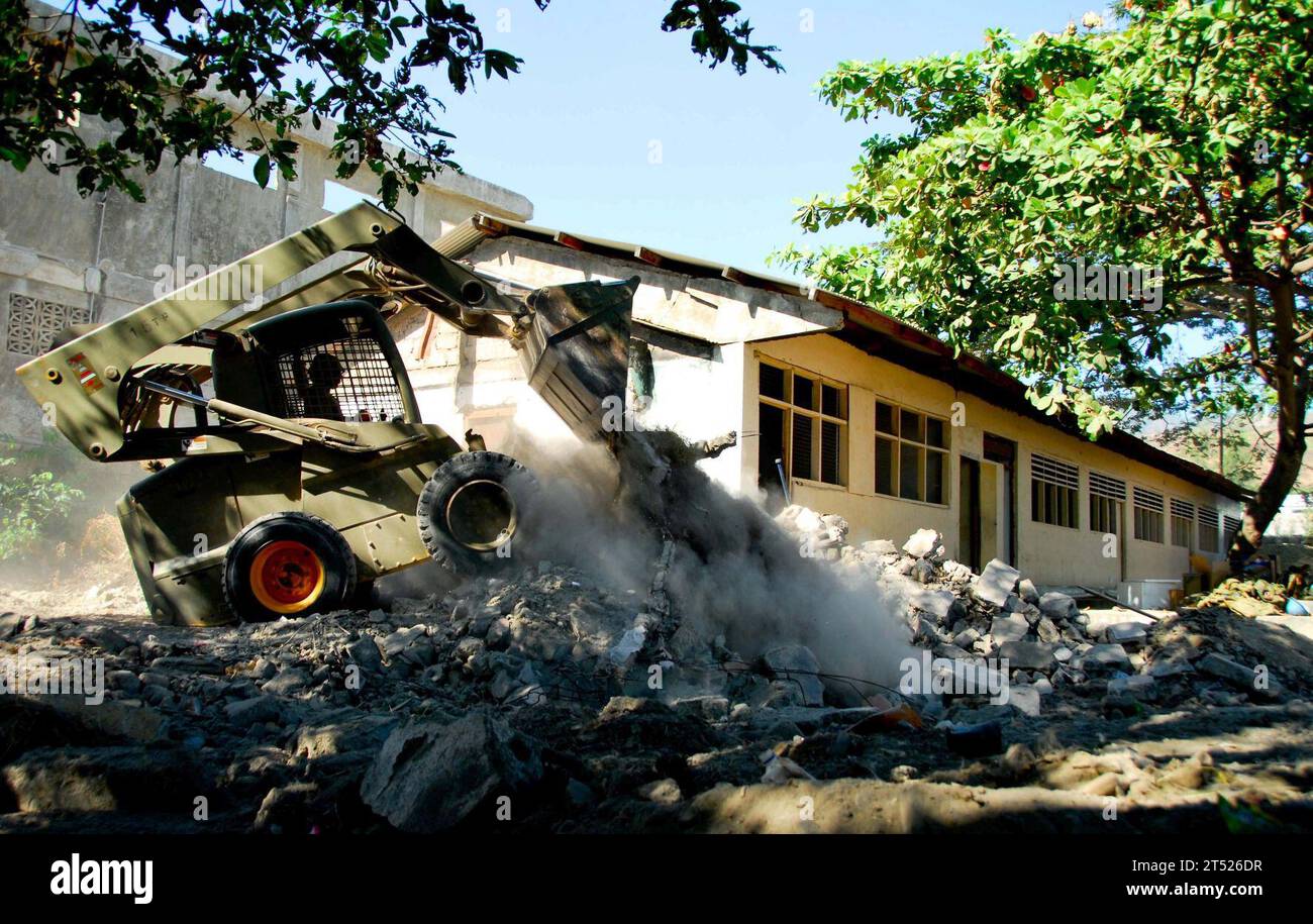 0807149689V-006 DILI, Timor Est (14 luglio 2008) Sapper Jamie Livingston, assegnato al 3rd Combat Engineer Regiment dell'esercito australiano, gestisce un Bobcat in un programma di azione civica ingegneristica della Pacific Partnership alla Bario Pite Elementary School. Pacific Partnership è un dispiegamento di quattro mesi da parte della nave ospedale USNS Mercy (T-AH-19) del Military Sealift Command per assistere i governi delle nazioni partecipanti con programmi di assistenza medica, dentale e civile. Marina degli Stati Uniti Foto Stock