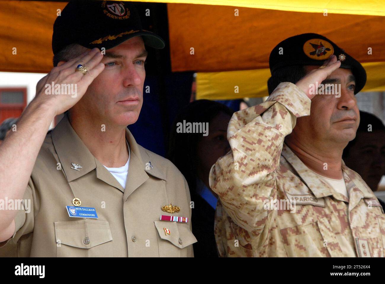 0806106410J-036 HUACHO, Perù (10 giugno 2008) il capitano Peter Dallman, comandante della missione per la promessa continua (CP) 2008 si imbarcò a bordo della nave d'assalto anfibio USS Boxer (LHD 4), e un ufficiale militare peruviano saluta per l'inno nazionale degli Stati Uniti durante la cerimonia di apertura delle operazioni CP in Perù. Boxer sta sostenendo la fase pacifica di CP, una missione di partenariato paritario tra Stati Uniti, Guatemala, El Salvador e Perù. Marina degli Stati Uniti Foto Stock