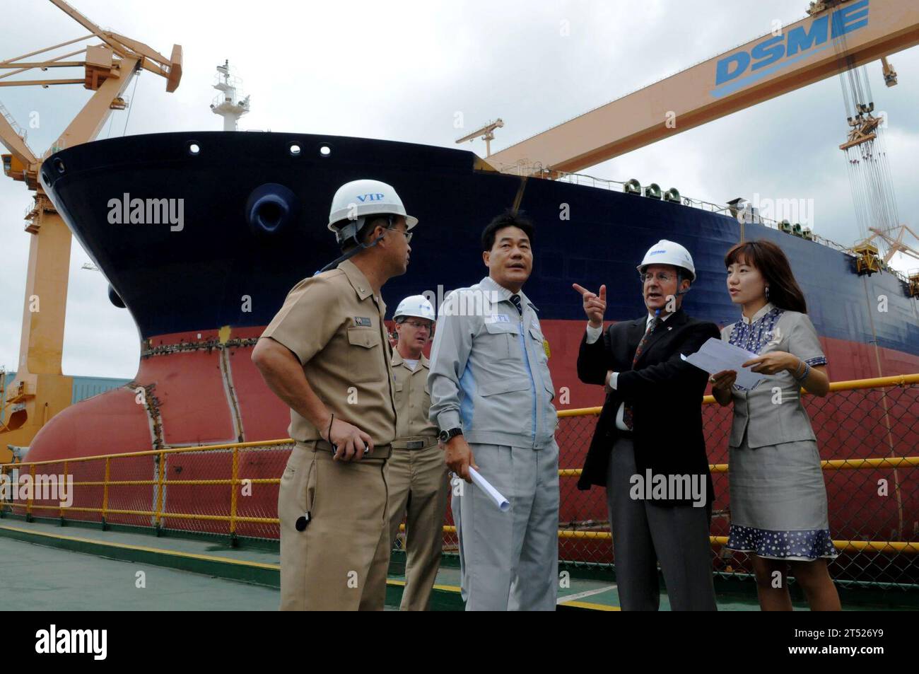 0809245549O-068 BUSAN, Corea del Sud (24 settembre 2008) Segretario della Marina (SECNAV) l'onorevole Dr. Donald C. Winter riceve un tour delle strutture di costruzione navale di Daewoo. L'inverno è in una visita di tre giorni in Corea con marinai, leader militari coreani e rappresentanti del settore. Marina degli Stati Uniti Foto Stock