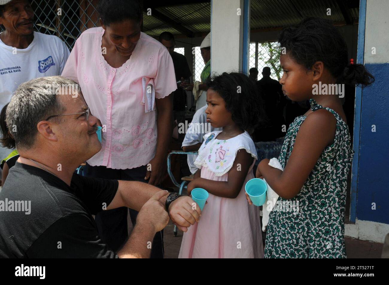 0808177955L-054 BETANIA, Nicaragua (17 agosto 2008) U.S. Public Health Service Cmdr. Dale Bates, imbarcato a bordo della nave d'assalto anfibio USS Kearsarge (LHD 3), discute l'uso corretto del fluoruro con una famiglia nella clinica medica di Betania durante un progetto medico umanitario promettente 2008. Kearsarge è schierato a sostegno della fase caraibica della promettente promessa 2008, una missione di partenariato paritario che coinvolge Stati Uniti, Canada, Paesi Bassi, Brasile, Nicaragua, Panama, Colombia, Repubblica Dominicana, Trinidad e Tobago e Guyana. Marina Foto Stock