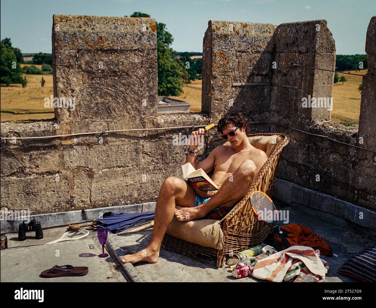 DATA DI USCITA: 17 novembre 2023. TITOLO: Saltburn. STUDIO: MRC Film. DIRETTORE: Emerald Fennell. TRAMA: Uno studente dell'Università di Oxford si ritrova coinvolto nel mondo di un affascinante e aristocratico compagno di classe, che lo invita nella vasta tenuta della sua eccentrica famiglia per un'estate da non dimenticare. PROTAGONISTA: JACOB ELORDI nel ruolo di Felix Catton. (Immagine di credito: © MRC Film/Entertainment Pictures/ZUMAPRESS.com) SOLO PER USO EDITORIALE! Non per USO commerciale! Foto Stock