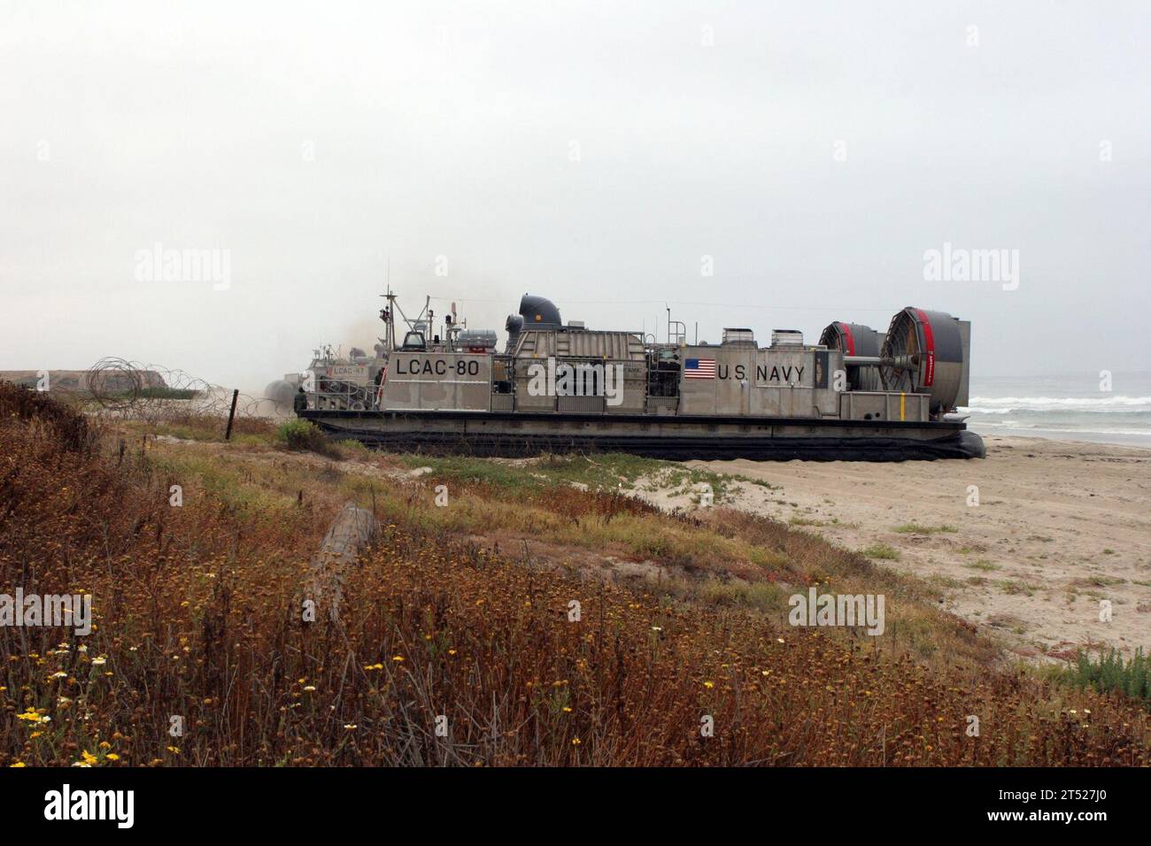 1006034878R-028 CAMPO DI PENDLETON, CALIFORNIA. (3 giugno 2010) Un cuscino d'aria per imbarcazioni da atterraggio si prepara a scaricare carichi sulla spiaggia della base dei Marine Corps Camp Pendleton durante Dawn Blitz 10. L'esercitazione è una serie di operazioni anfibie che coinvolgono marinai e marines per rinvigorire le competenze fondamentali delle operazioni anfibie e migliorare l'interazione tra la Marina e il corpo dei Marines. (Corpo dei Marines degli Stati Uniti Foto Stock
