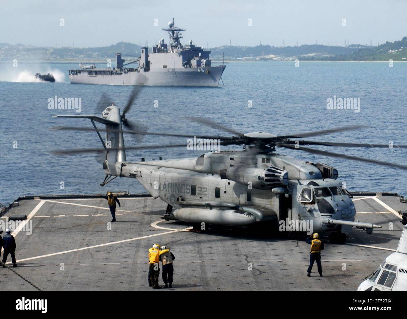 0909306692A-072 PACIFIC OCEAN (30 settembre 2009) i marinai a bordo della nave da sbarco anfibio USS Tortuga (LSD 46) tendono ad un elicottero Sea Stallion del Marine Corps CH-53 durante le operazioni di volo. Nelle vicinanze, il molo di trasporto anfibio USS Harpers Ferry (LSD 49) sta conducendo operazioni di atterraggio con mezzi aerei e cuscini d'aria (LCAC). Marina Foto Stock