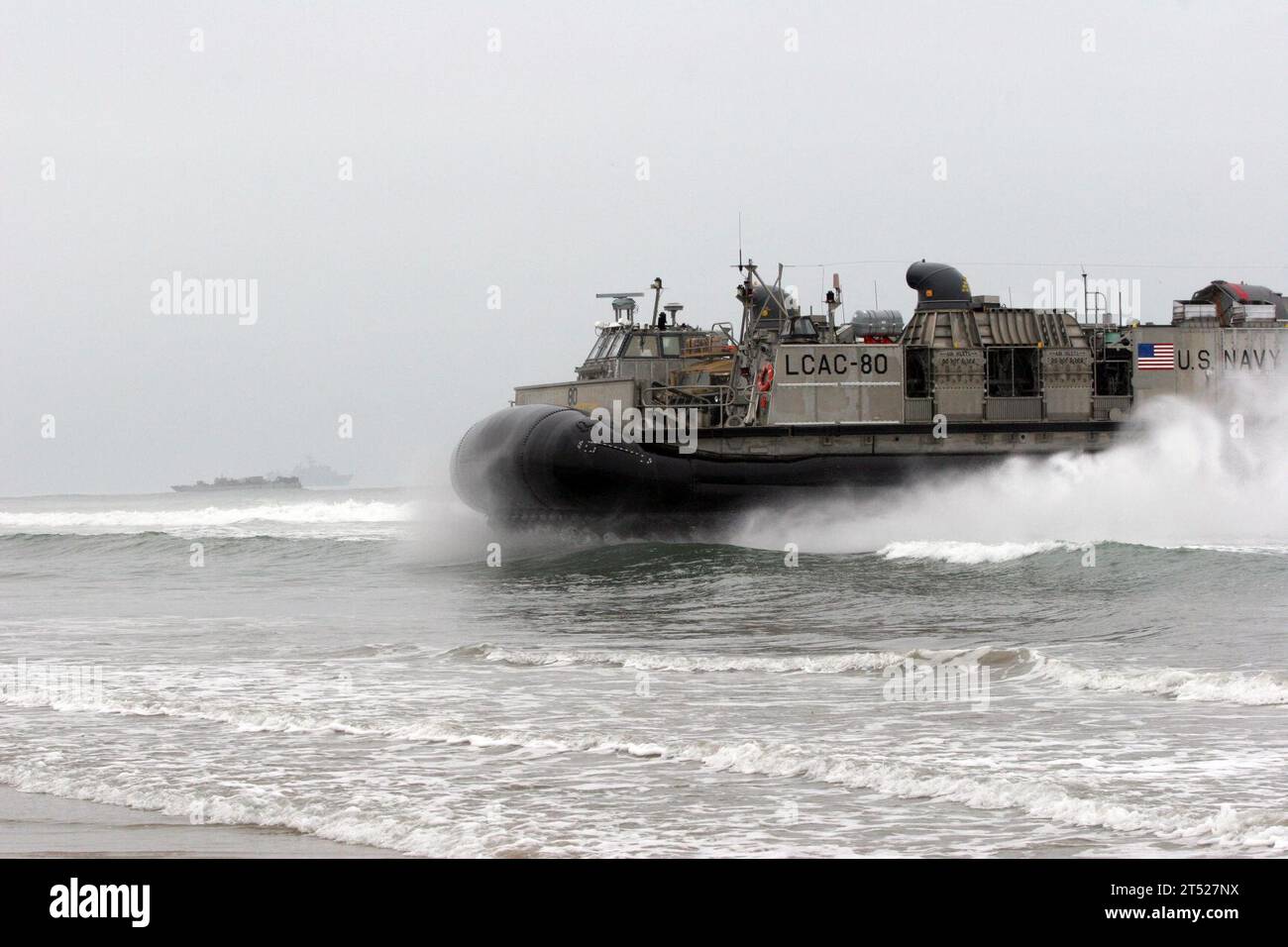 1006034878R-017 CAMPO DI PENDLETON, CALIFORNIA. (3 giugno 2010) Un cuscino d'aria atterra alla base dei Marine Corps Camp Pendleton durante Dawn Blitz 10. L'esercitazione è una serie di operazioni anfibie che coinvolgono marinai e marines per rinvigorire le competenze fondamentali delle operazioni anfibie e migliorare l'interazione tra la Marina e il corpo dei Marines. (Corpo dei Marines degli Stati Uniti Foto Stock