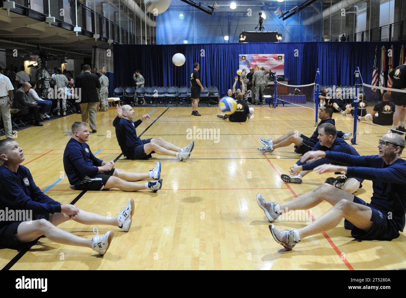 111122DX698-035 WASHINGTON (22 novembre 2011) i membri del servizio partecipano a un torneo di pallavolo presso il Pentagon Athletic Center per commemorare il mese della cura dei guerrieri. Marina Foto Stock