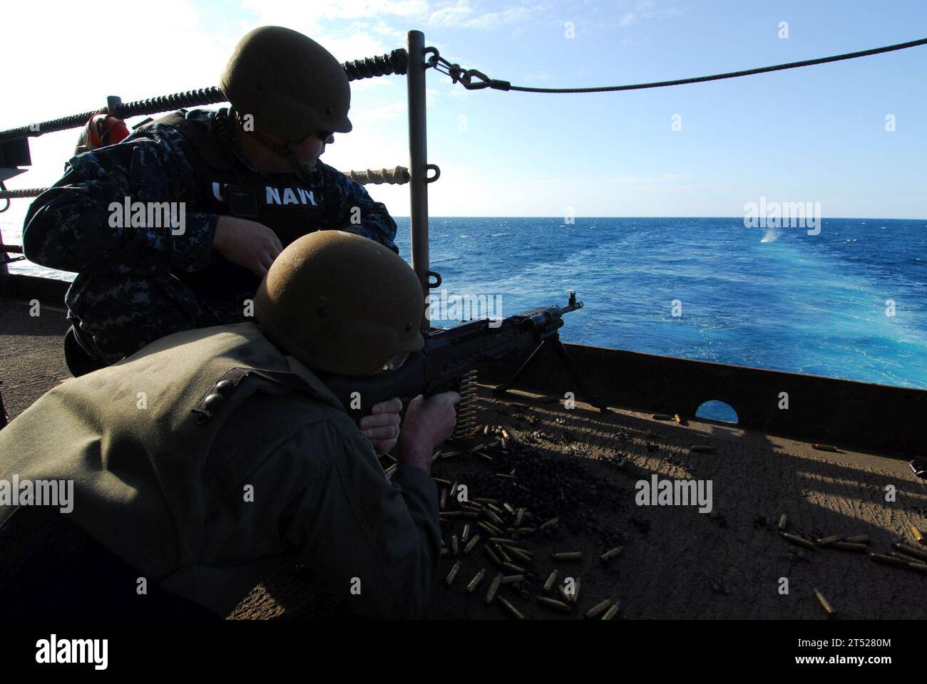 110725AW206-074 OCEANO INDIANO (25 luglio 2011) il colonnello dell'Air Force Chris Stockton spara una mitragliatrice M240B dalla fantail della portaerei USS George Washington (CVN 73) durante una visita alla nave. George Washington sta partecipando all'esercitazione Talisman Sabre 2011, un'esercitazione bilaterale progettata per addestrare le forze australiane e statunitensi nella pianificazione e conduzione di operazioni combinate della task force. Marina Foto Stock