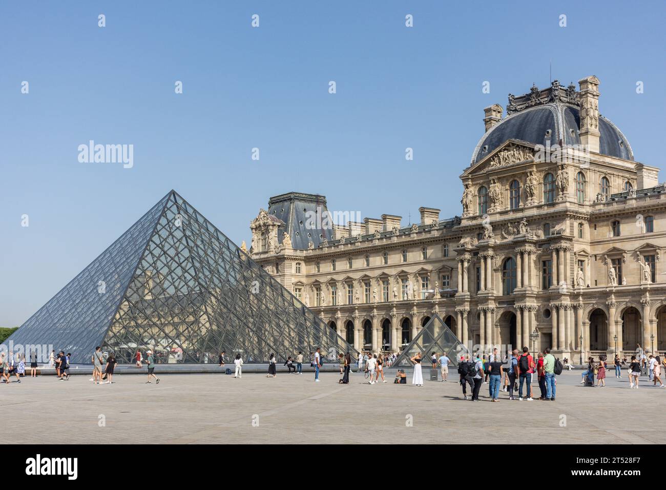 Il Museo del Louvre (Musee du Louvre) e la Piramide di Leoh Ming, Place du Carrousel, Parigi, Île-de-France, Francia Foto Stock