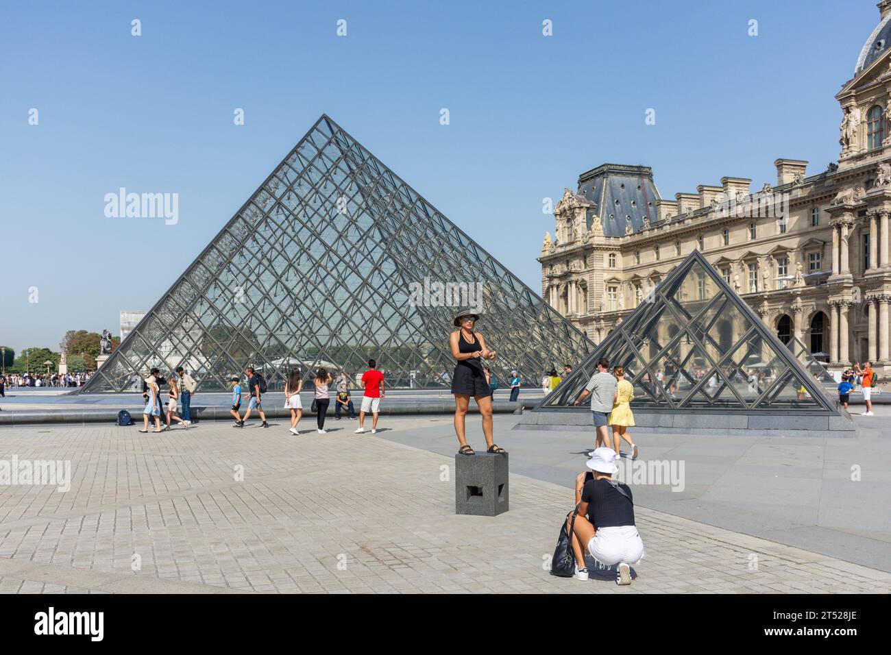 Il Museo del Louvre (Musee du Louvre) e la Piramide di Leoh Ming, Place du Carrousel, Parigi, Île-de-France, Francia Foto Stock