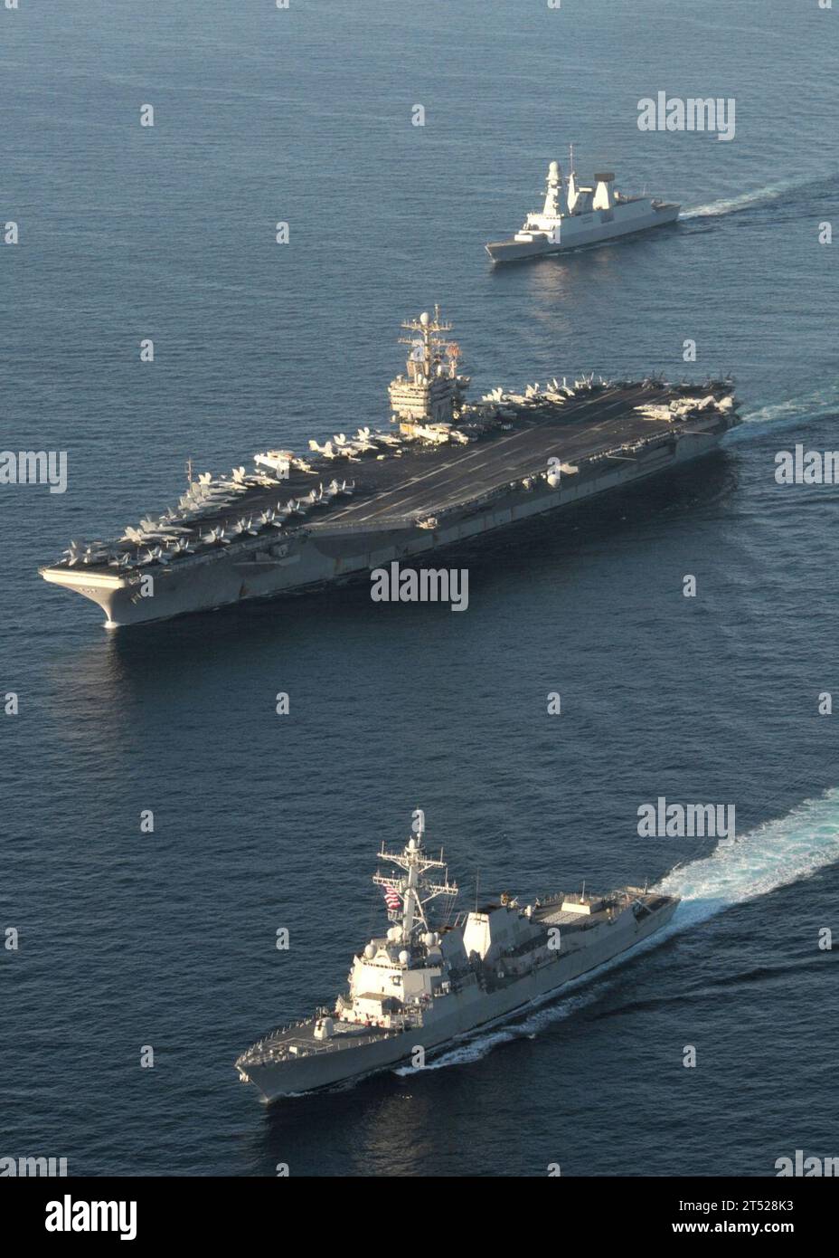 1012108824M-211 MAR ARABICO (10 dicembre 2010) il cacciatorpediniere della marina francese Forbin (D620), TOP, la portaerei USS Abraham Lincoln (CVN 72) e il cacciatorpediniere missilistico guidato USS Halsey (DDG 97) sono in formazione nel Mar Arabico. L'Abraham Lincoln Carrier Strike Group è schierato nell'area di responsabilità della 5th Fleet degli Stati Uniti, sostenendo le operazioni di sicurezza marittima e gli sforzi di cooperazione per la sicurezza del teatro nella regione. Marina Foto Stock
