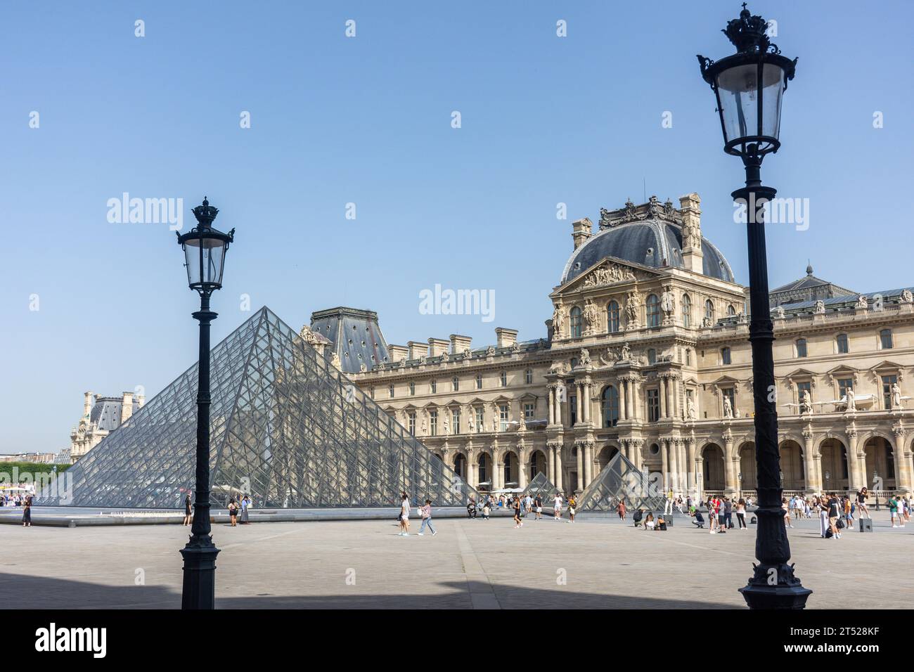 Il Museo del Louvre (Musee du Louvre) e la Piramide di Leoh Ming, Place du Carrousel, Parigi, Île-de-France, Francia Foto Stock