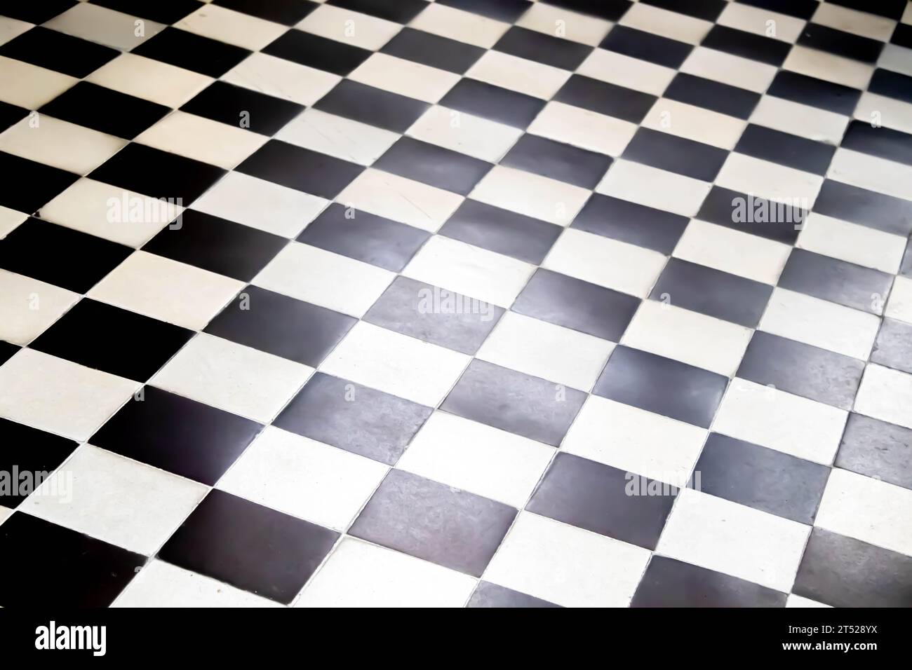 Pavimento piastrelle-mosaico sfondo, interior design. Le piastrelle bianche e nere del pavimento in pietra sono sfalsate. Rivestimenti in piastrelle per bagno, corridoio cucina, i Foto Stock