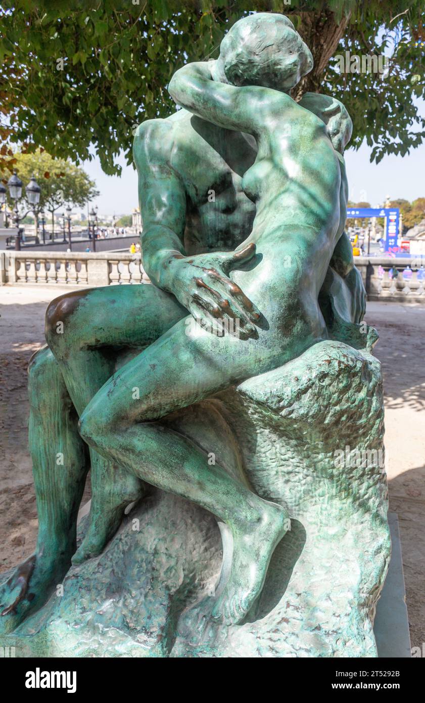 The Kiss (le Baiser) scultura di Auguste Rodin in Jardin des Tuileries (Giardino delle Tuileries), 1° arrondissement, Parigi, Île-de-France, Francia Foto Stock