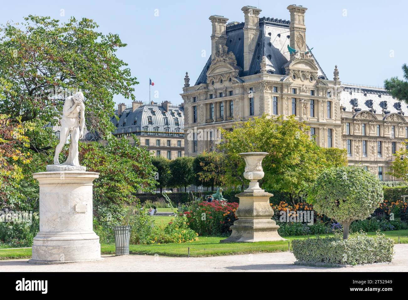 Il Museo del Louvre (Museo del Louvre) dal Jardin des Tuileries (Giardino delle Tuileries), Place du Carrousel, Parigi, Île-de-France, Francia Foto Stock