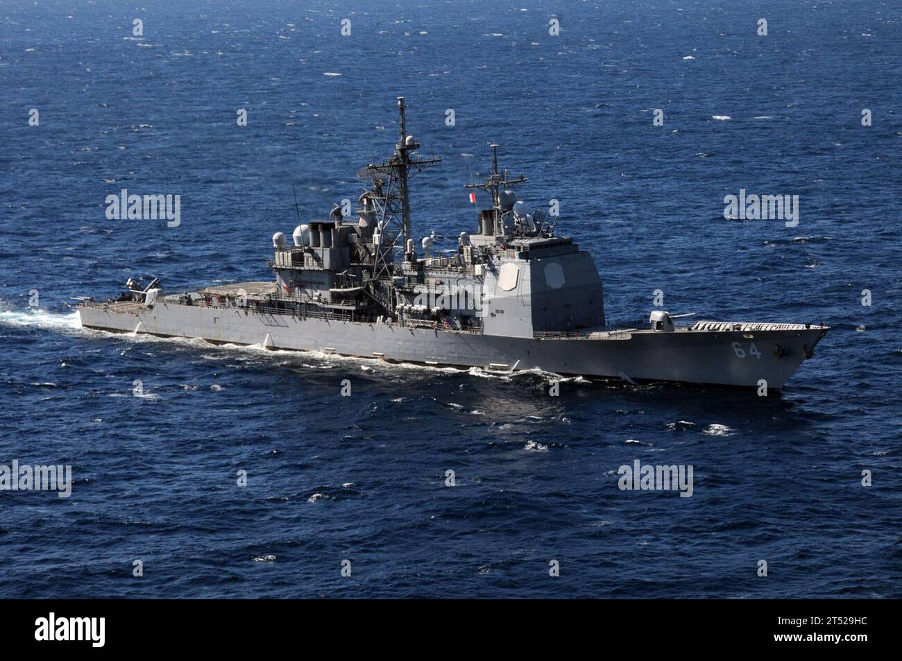1010224154B-053 ATLANTIC OCEAN (22 ottobre 2010) l'incrociatore missilistico guidato USS Gettysburg (CG 64) è in corso nell'Oceano Atlantico conducendo operazioni di addestramento con il George H.W. Bush Carrier Strike Group. Marina Foto Stock