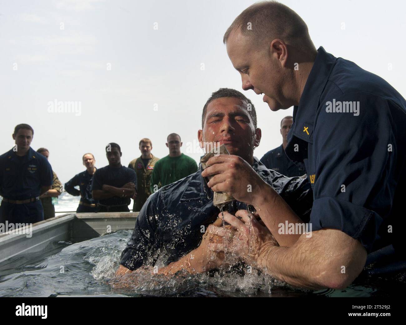 Portaerei, Baptize, Carrier Air Wing 17, cappellano, CHRISTIAN, cvw 17, Faith, marina, classe Nimitz, religione, Marina degli Stati Uniti, USS Carl Vinson (CVN 70) Foto Stock