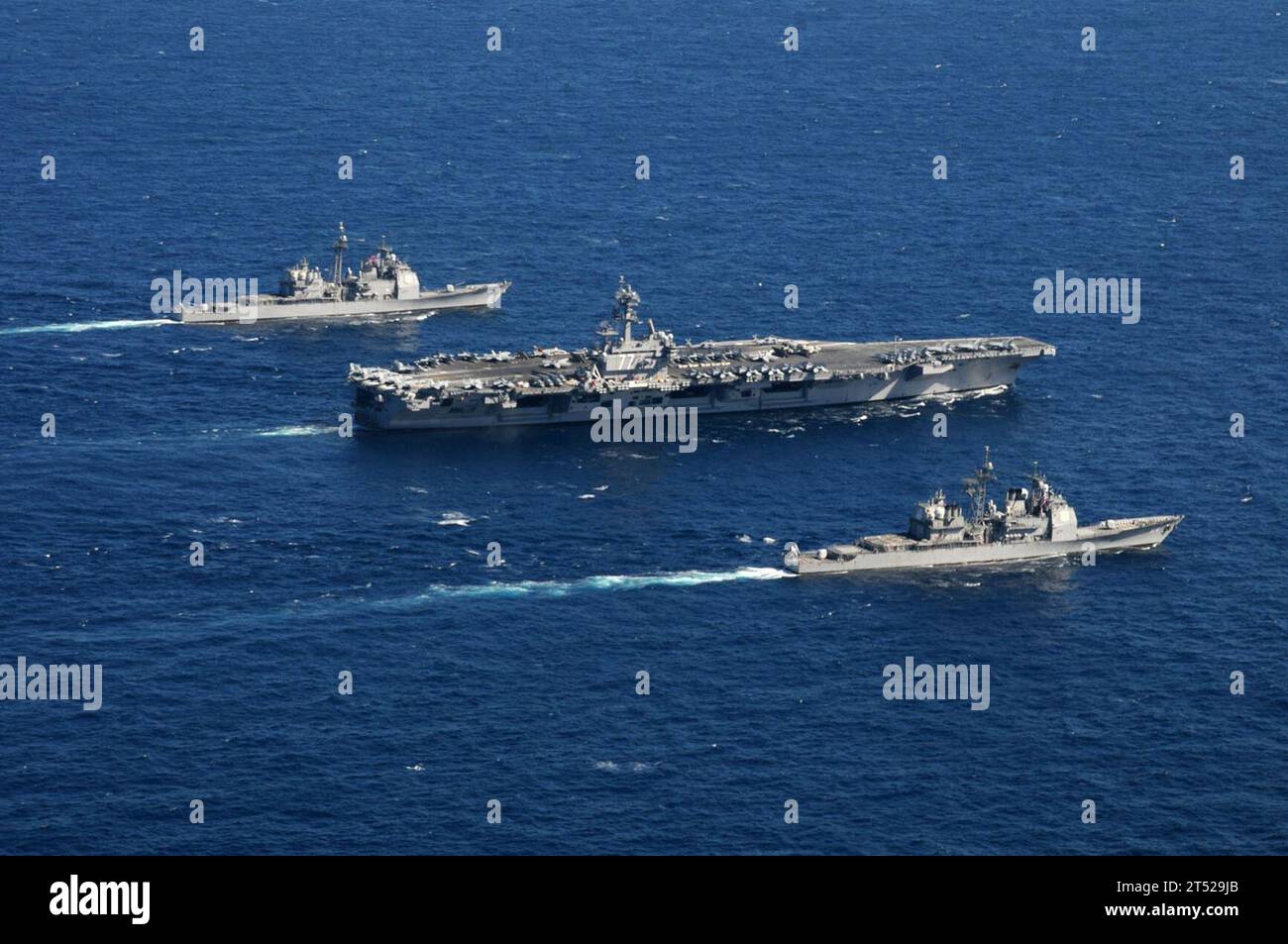 1010224154B-397 ATLANTIC OCEAN (22 ottobre 2010) la portaerei USS George H.W. Bush (CVN 77) e gli incrociatori missilistici guidati USS Philippine Sea (CG 58) e USS Gettysburg (CG 64) partecipano a una vela di gruppo. Tutte e tre le navi fanno parte del George H.W. Bush Carrier Strike Group e sono in corso operazioni di addestramento nell'Oceano Atlantico. Marina Foto Stock