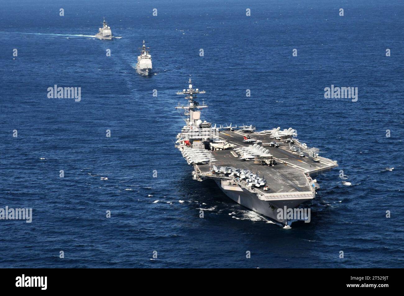 1010224154B-223 ATLANTIC OCEAN (22 ottobre 2010) la portaerei USS George H.W. Bush (CVN 77), front, e gli incrociatori missilistici guidati USS Philippine Sea (CG 58) e USS Gettysburg (CG 64) partecipano a una vela di gruppo. Tutte e tre le navi fanno parte del George H.W. Bush Carrier Strike Group e sono in corso operazioni di addestramento nell'Oceano Atlantico. Marina Foto Stock