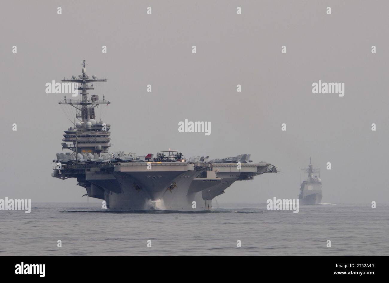110621XQ375-327 GOLFO DI ADEN (21 giugno 2011) la portaerei USS George H.W. Bush (CVN 77), a sinistra, e l'incrociatore missilistico guidato USS Gettysburg (CG 64) transitano nel Golfo di Aden. George H.W. Bush e Gettysburg sono schierati a sostegno delle operazioni di sicurezza marittima e degli sforzi di cooperazione per la sicurezza del teatro nell'area di responsabilità della 5th Fleet. Marina Foto Stock