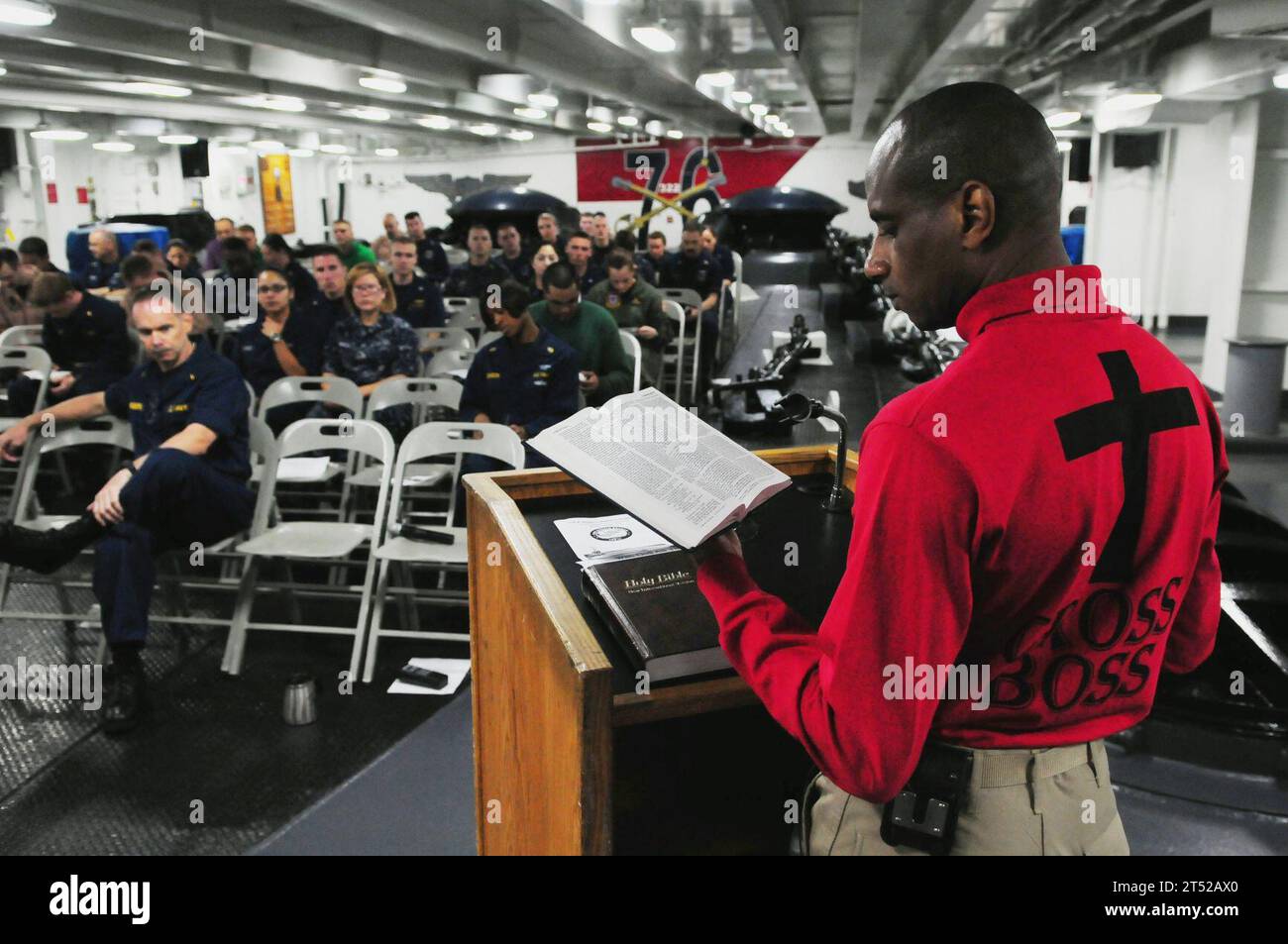 110710UO379-183 MAR ARABICO (10 luglio 2011) Cmdr. Darrel Wesley, di Chattanooga, Tenn., cappellano di comando a bordo della portaerei USS Ronald Reagan (CVN 76), guida marinai e marines in preghiera durante un servizio cristiano contemporaneo nella premessa della portaerei USS Ronald Reagan (CVN 76). Ronald Reagan e Carrier Air Wing (CVW) 14 sono dispiegati nell'area di responsabilità della 5th Fleet degli Stati Uniti che conducono missioni di supporto aereo ravvicinato come parte dell'operazione Enduring Freedom. Marina Foto Stock