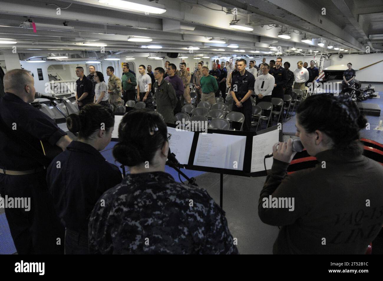 1102138040H-032 MAR ARABICO (13 febbraio 2011) i marinai cantano inni gospel sul focisle durante un servizio cristiano non confessionale a bordo della portaerei classe Nimitz USS Carl Vinson (CVN 70). Il Carl Vinson Carrier Strike Group è schierato a sostegno delle operazioni di sicurezza marittima e degli sforzi di cooperazione per la sicurezza del teatro nell'area di responsabilità della 5th Fleet degli Stati Uniti. Marina Foto Stock