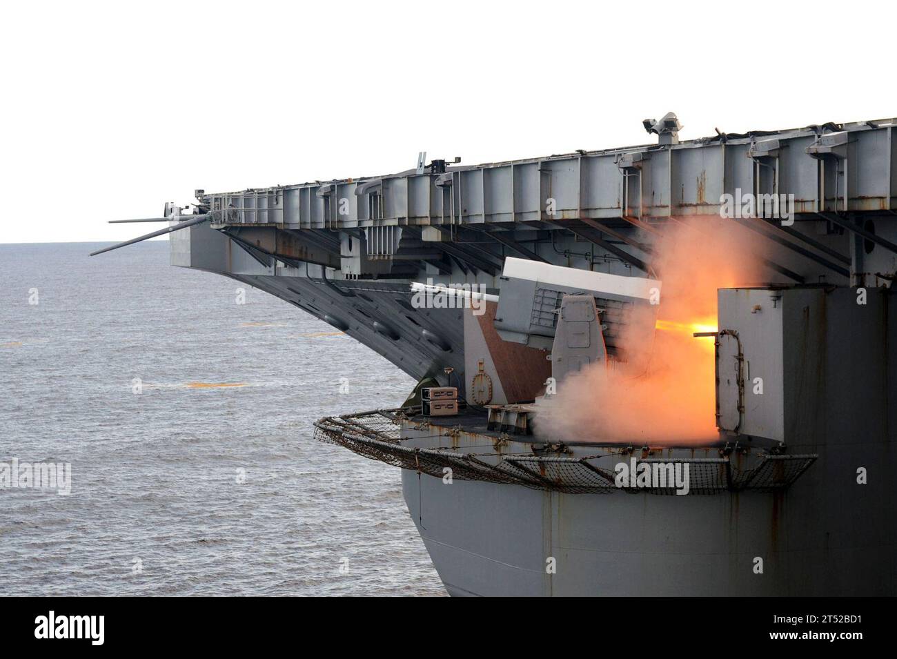 110927AU622-046 OCEANO ATLANTICO (27 settembre 2011) Un missile a telaio mobile (RAM) viene lanciato da un lanciatore durante un'esercitazione di fuoco vivo a bordo della portaerei USS Dwight D. Eisenhower (CVN 69). Dwight D. Eisenhower sta conducendo le qualifiche del vettore. Marina Foto Stock