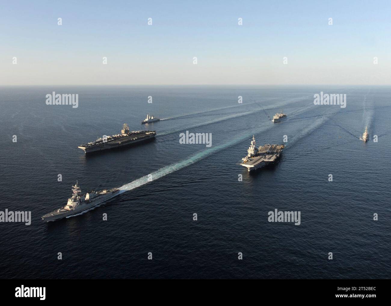 1012101261P-050 MAR ARABICO (10 dicembre 2010) USS Halsey (DDG 97), USS Abraham Lincoln (CVN 72), Charles De Gaulle (R 91), FS Forbin (D 620), FS Tourville (D 610) e USNS Rainier (T-AOE 7) si uniscono per un accordo tra Stati Uniti e Francia Foto Stock