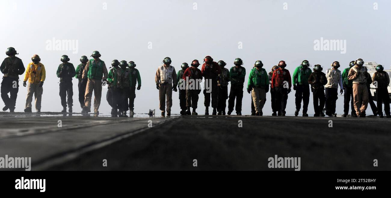 1008224135M-129 MAR ARABICO (22 agosto 2010) i marinai eseguono una discesa di detriti di oggetti estranei (FOD) sul ponte di volo della portaerei USS Harry S. Truman (CVN 75). Gli arresti FOD vengono eseguiti per rimuovere gli oggetti sul ponte che possono essere aspirati in un'aspirazione del motore a getto e causare gravi danni alle pale del compressore del motore a getto e ai relativi componenti. Harry S. Truman è schierato come parte dell'Harry S. Truman Carrier Strike Group, sostenendo le operazioni di sicurezza marittima e gli sforzi di cooperazione per la sicurezza del teatro nell'area di responsabilità della 5th Fleet. Marina Foto Stock