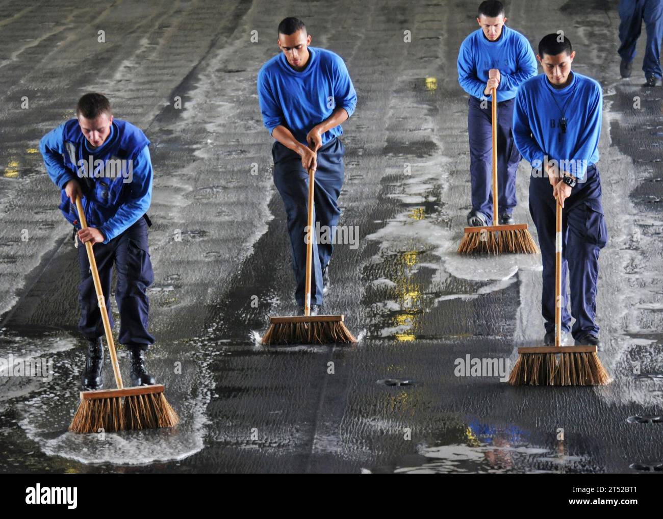1006148913A-024 ATLANTIC OCEAN (14 giugno 2010) i marinai eseguono un esercizio di scrubbing nella baia hangar a bordo della portaerei USS George H.W. Bush (CVN 77). George H.W. Bush sta conducendo operazioni di addestramento nell'Oceano Atlantico. Marina Foto Stock