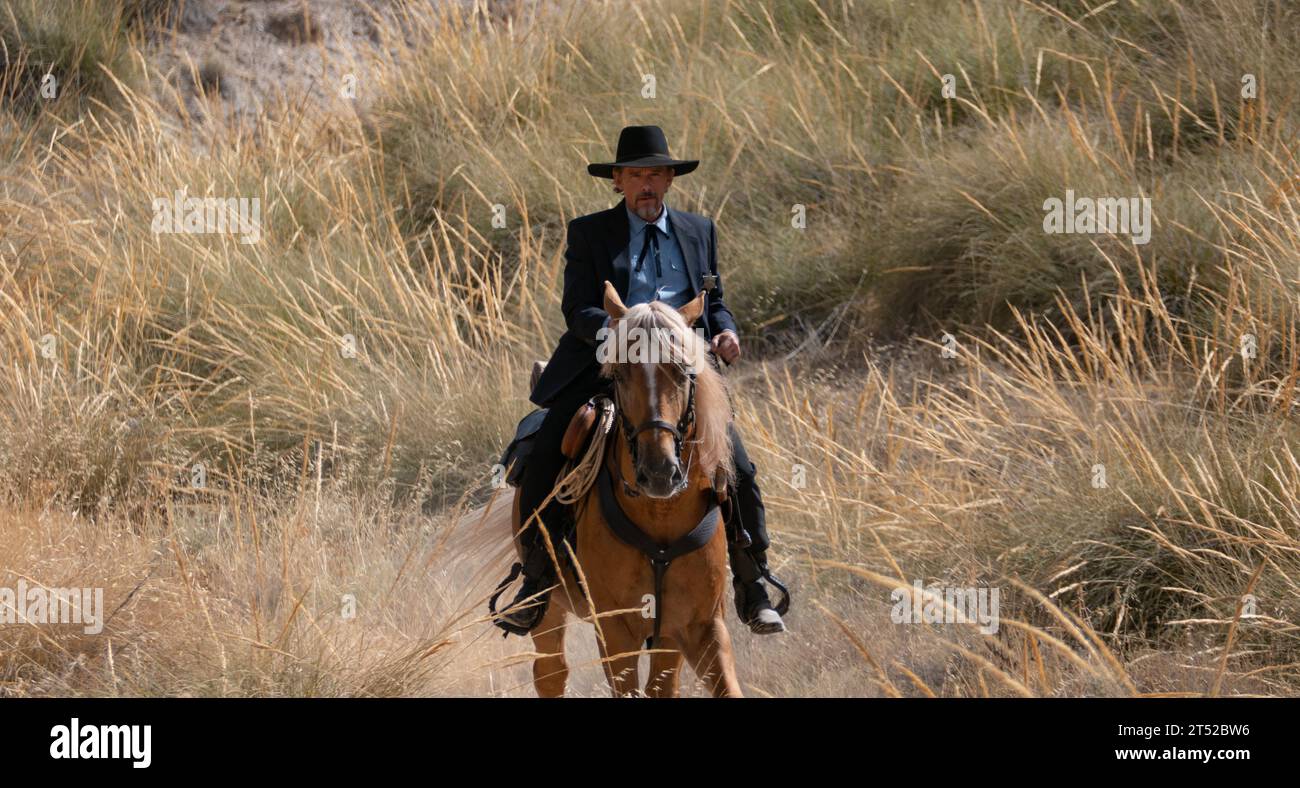 DATA DI USCITA: 6 ottobre 2023 TITOLO: Strange Way of Life. STUDIO: Sony Pictures. DIRETTORE: Pedro Almodovar. TRAMA: Dopo venticinque anni Silva cavalca un cavallo attraverso il deserto per visitare il suo amico cowboy gay, lo sceriffo Jake. Festeggiano l'incontro, ma la mattina dopo Jake gli dice che il motivo del suo viaggio non è quello di andare nella memoria della loro amicizia. PROTAGONISTA: ETHAN HAWKE nel ruolo di Jake. (Immagine di credito: © Sony Pictures/Entertainment Pictures tramite ZUMA Press Wire) SOLO PER USO EDITORIALE! Non per USO commerciale! Foto Stock