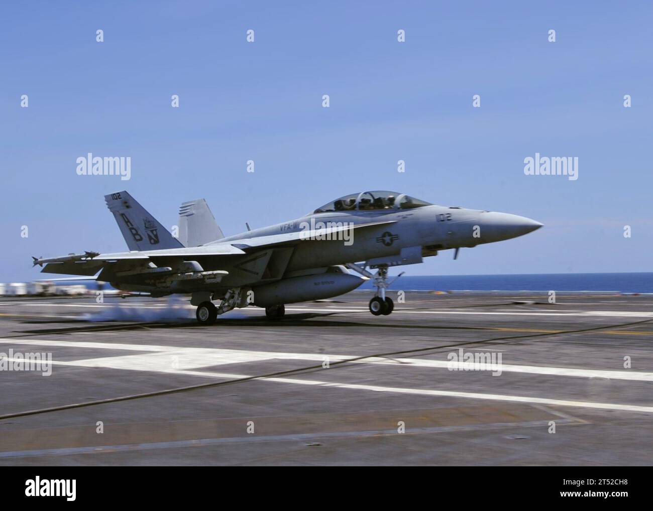 100804-0569K001 OCEANO ATLANTICO (4 agosto 2010) un F/A-18F Super Hornet assegnato al Red Rippers of Strike Fighter Squadron (VFA) 11 atterra a bordo della portaerei USS Enterprise (CVN 65). Enterprise è in programma durante la disponibilità di formazione su misura di una nave e si sta preparando per il suo 21° dispiegamento. Marina Foto Stock